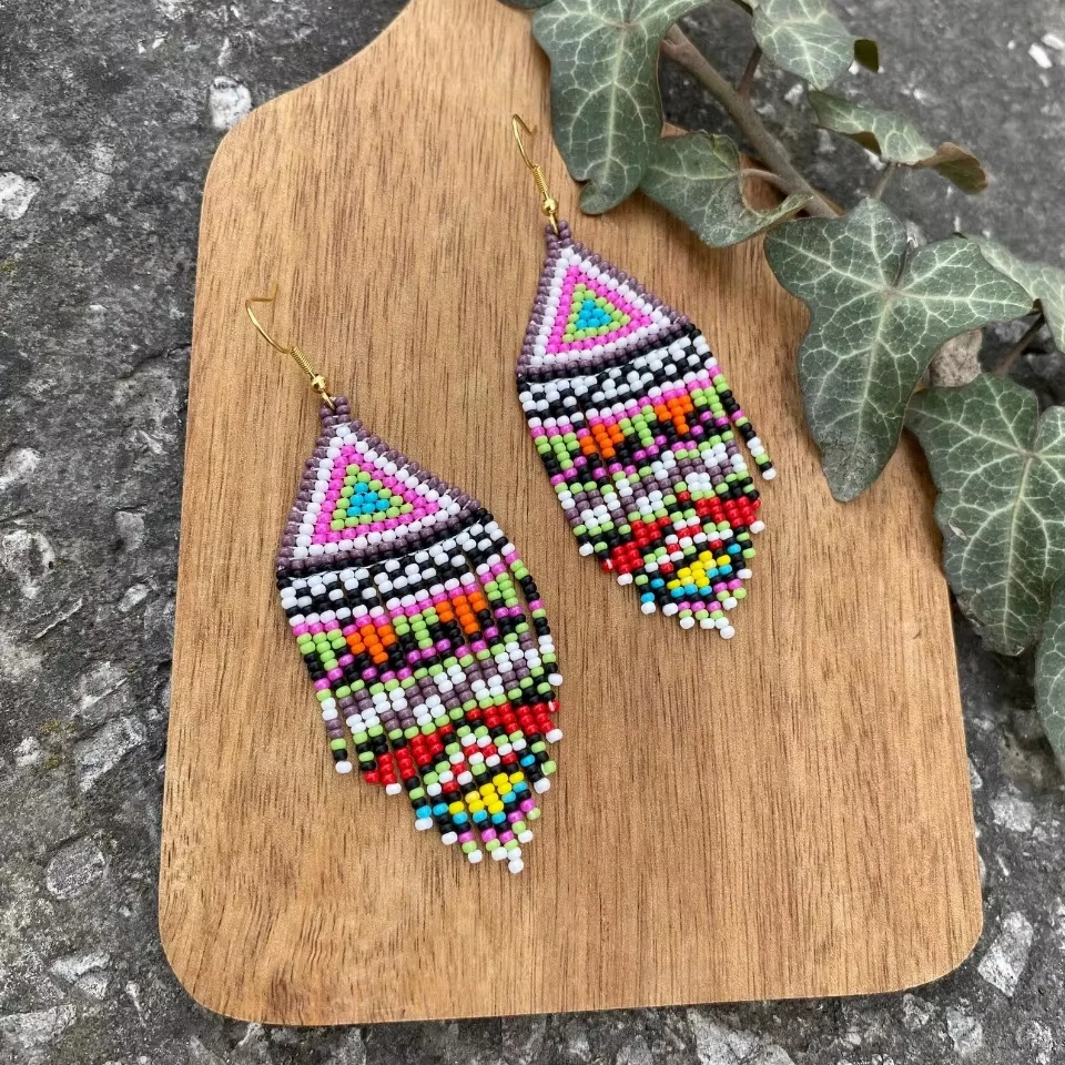 

Серьги ручной работы из бисера, ручная работа, красочная геометрия, модные оригинальные женские серьги с кисточками в богемном стиле, расшитые бисером для женщин