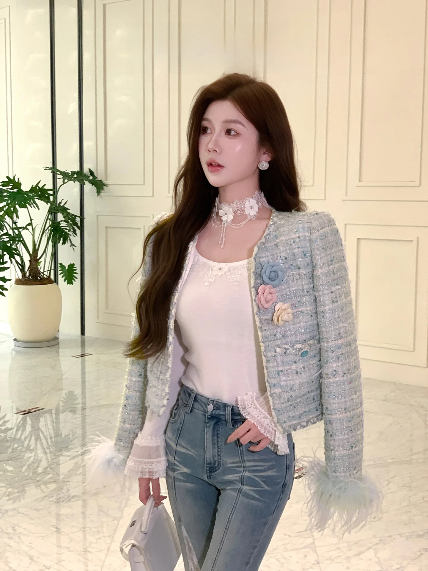 Jaqueta Feminina Azzen Paris de Outono com Design Exclusivo, Seda Floral e Plumas de Avestruz - Casaco Curto Estilo Francês