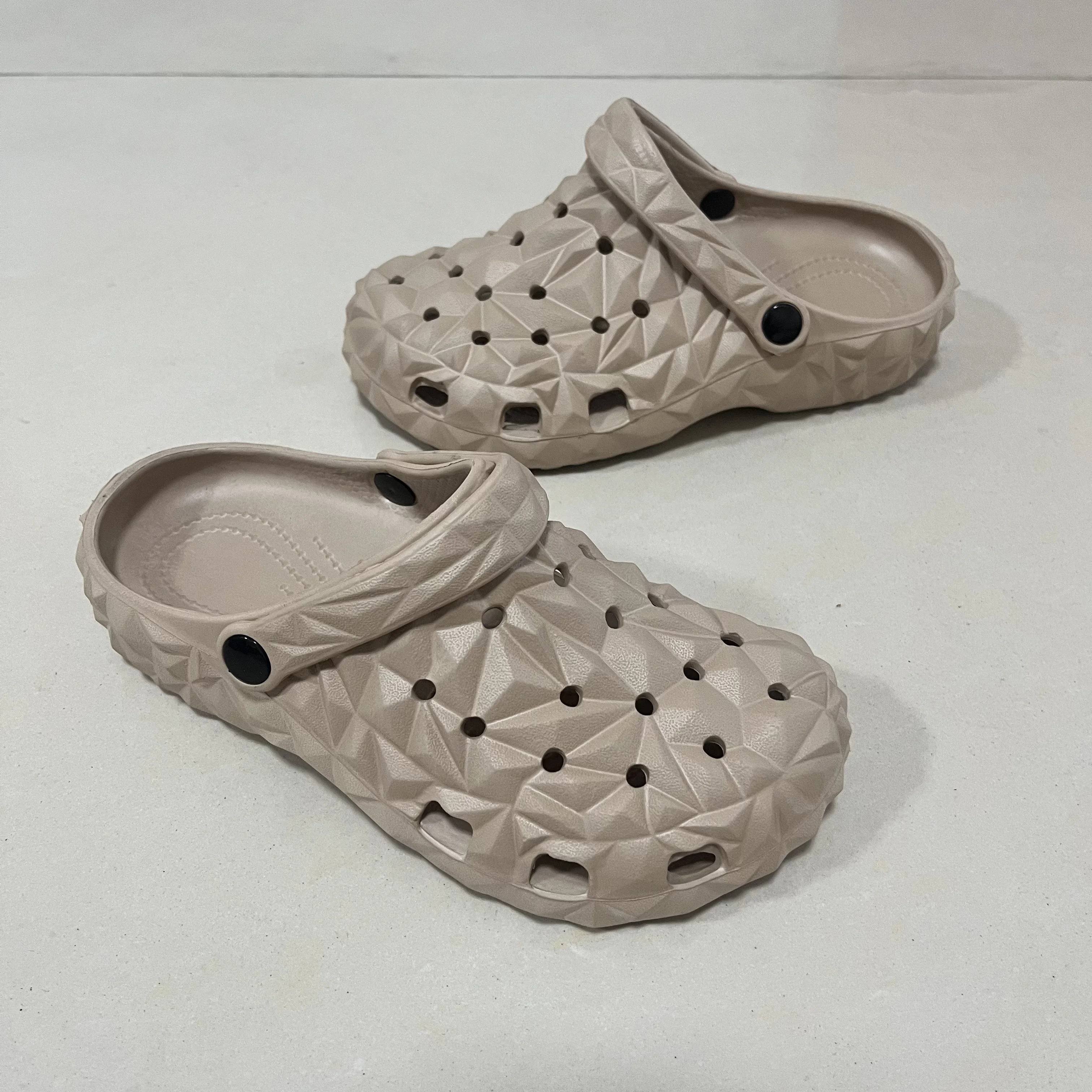 Men's Perforated Sandals, Comfortable, Lightweight, Non-Slip Garden Slippers, Versatile Beach Shoes for All Seasons