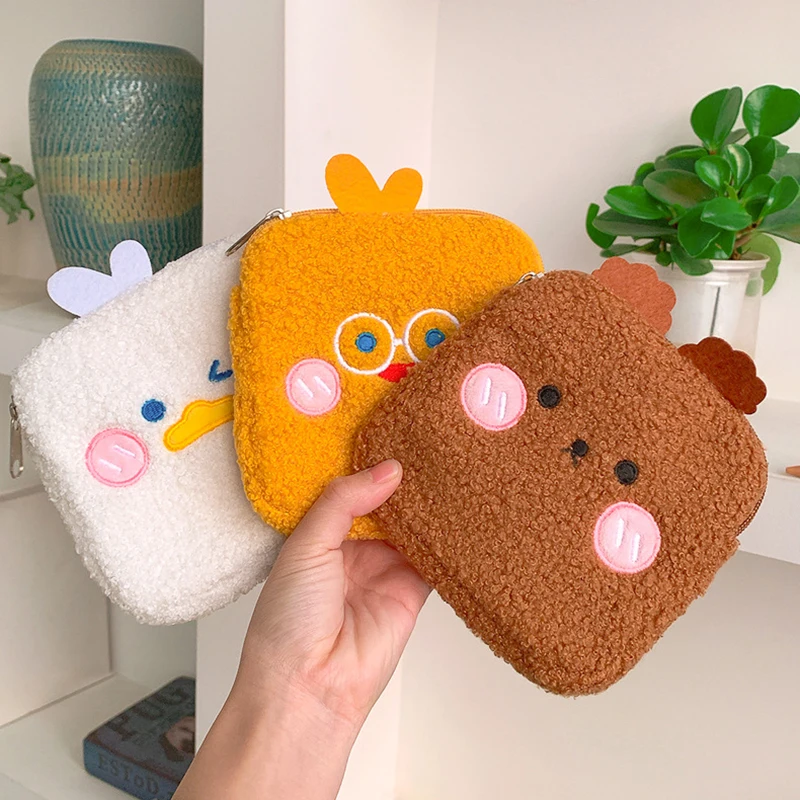 1PC 14CM Criativo Bonito De Pelúcia Batom Saco De Armazenamento De Fone De Ouvido Portátil Dos Desenhos Animados Plush Coin Purse Saco De Armazenamento De Guardanapo Sanitário das Mulheres