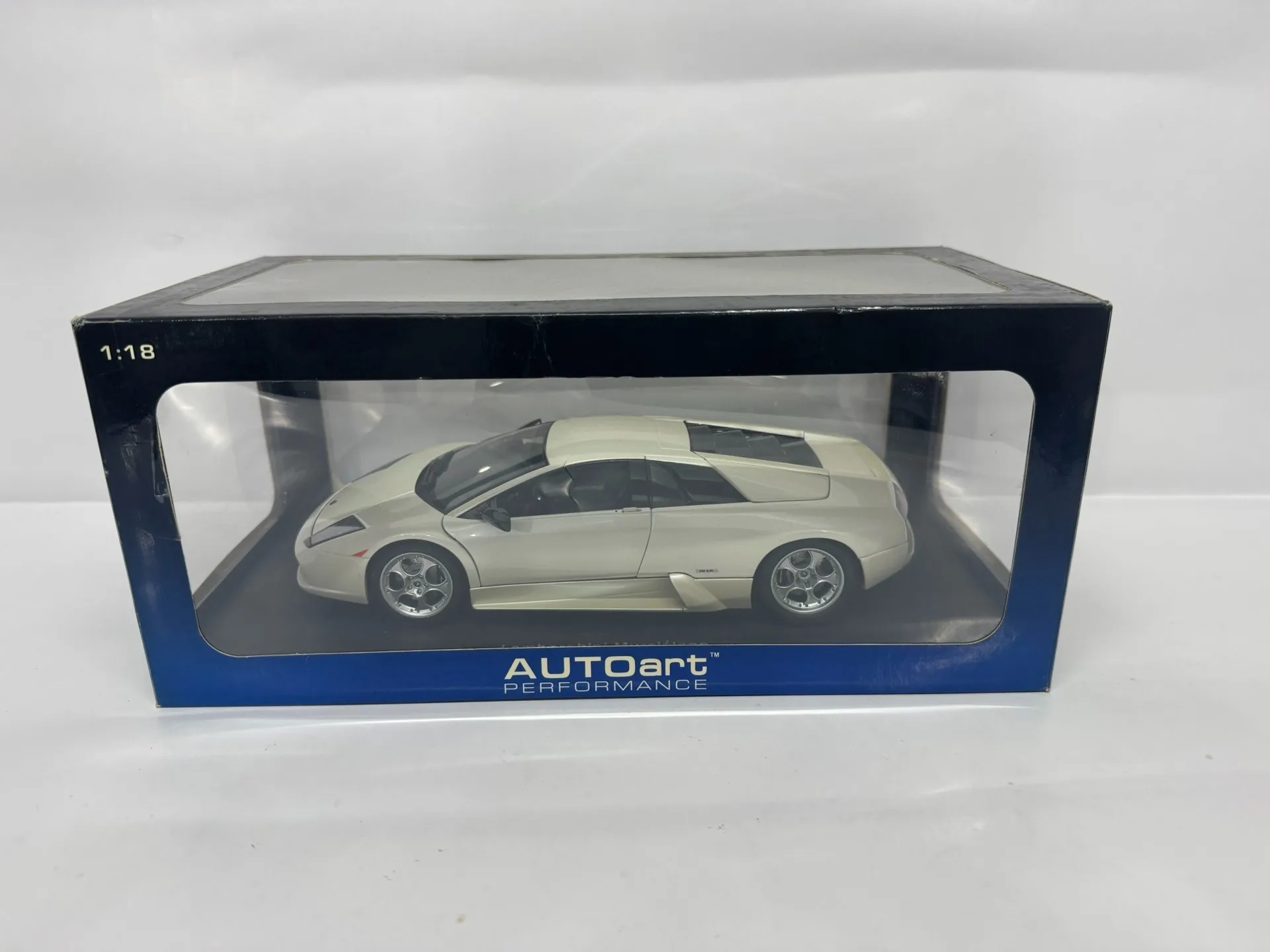Autoart 1:18 Murcielago Biały Model Statyczny z Metalu i Stopu, Limitowana Edycja, Wszystkie Elementy Otwierane, Prezent