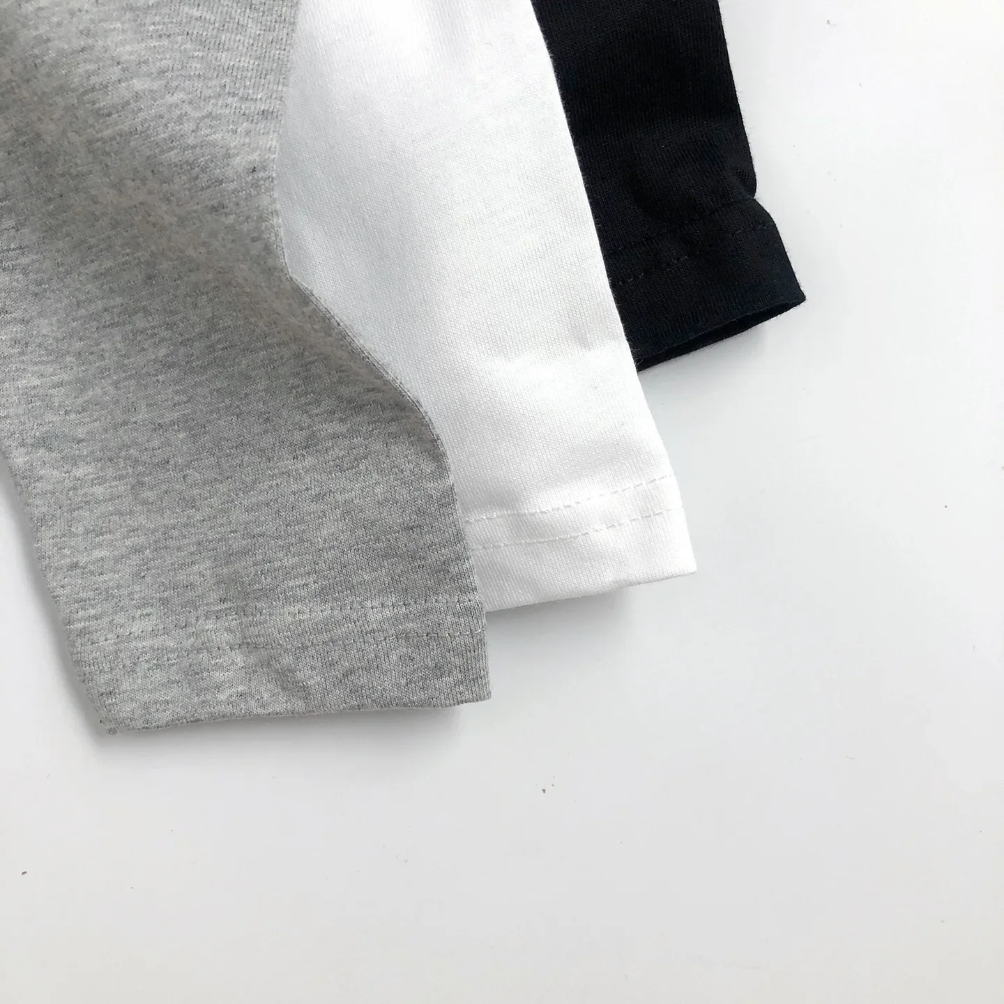 Herbstliches Baumwoll-T-Shirt für Kinder, einfarbig, im koreanischen Stil, mit langen Ärmeln, locker geschnitten, für Jungen und Mädchen, Größe 2-7 Jahre, weiche und atmungsaktive Kinderkleidung. – Detail 10