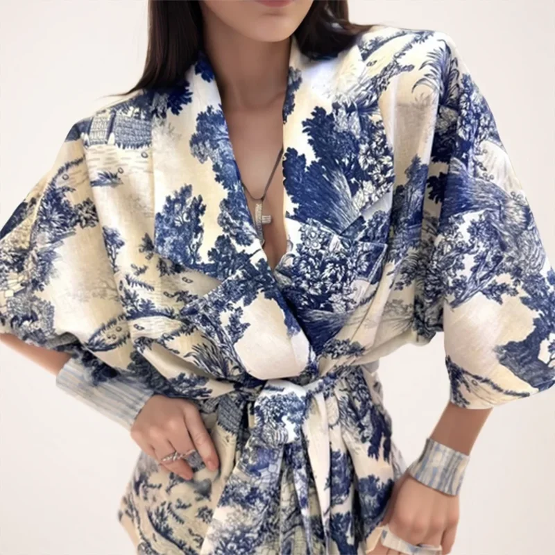 

Новое модное поступление, удобный повседневный комплект с живописным принтом, топ с короткими рукавами и шорты с завязками спереди, комплект из двух предметов