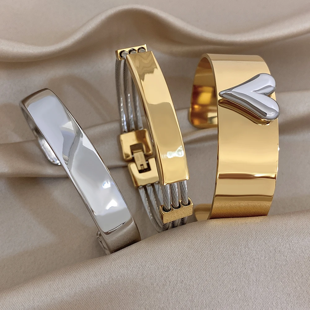 Edelstahl Gebogenes Rohr Stahldraht-Armband Trendiges Zweifarbiges Glattes Herz-Design Beliebte Wasserdichte Damen-Manschettenarmbänder für Partys