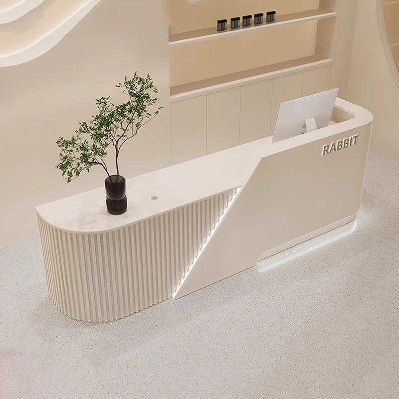 เคาน์เตอร์ต้อนรับตกแต่งสวยงามหรูหราทันสมัยพร้อมที่เก็บของ เคาน์เตอร์ต้อนรับสำนักงานสมัยใหม่ เฟอร์นิเจอร์ร้านเสริมสวย