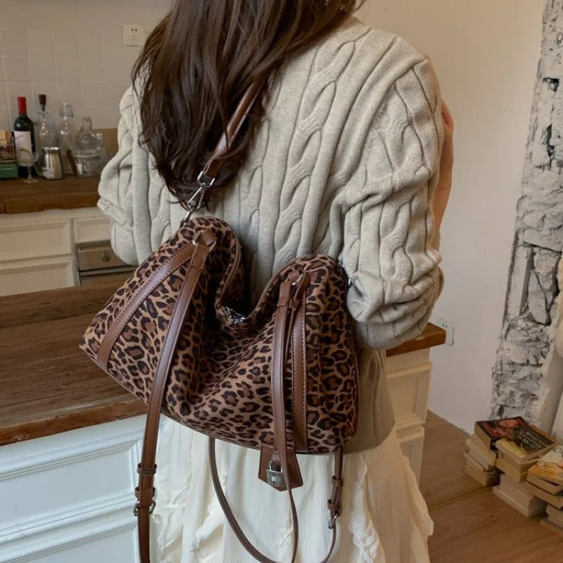 

Women's Shoulder Bag With Suede Leather Casual Vintage Popular Lasting Spacious Soft Modern Style