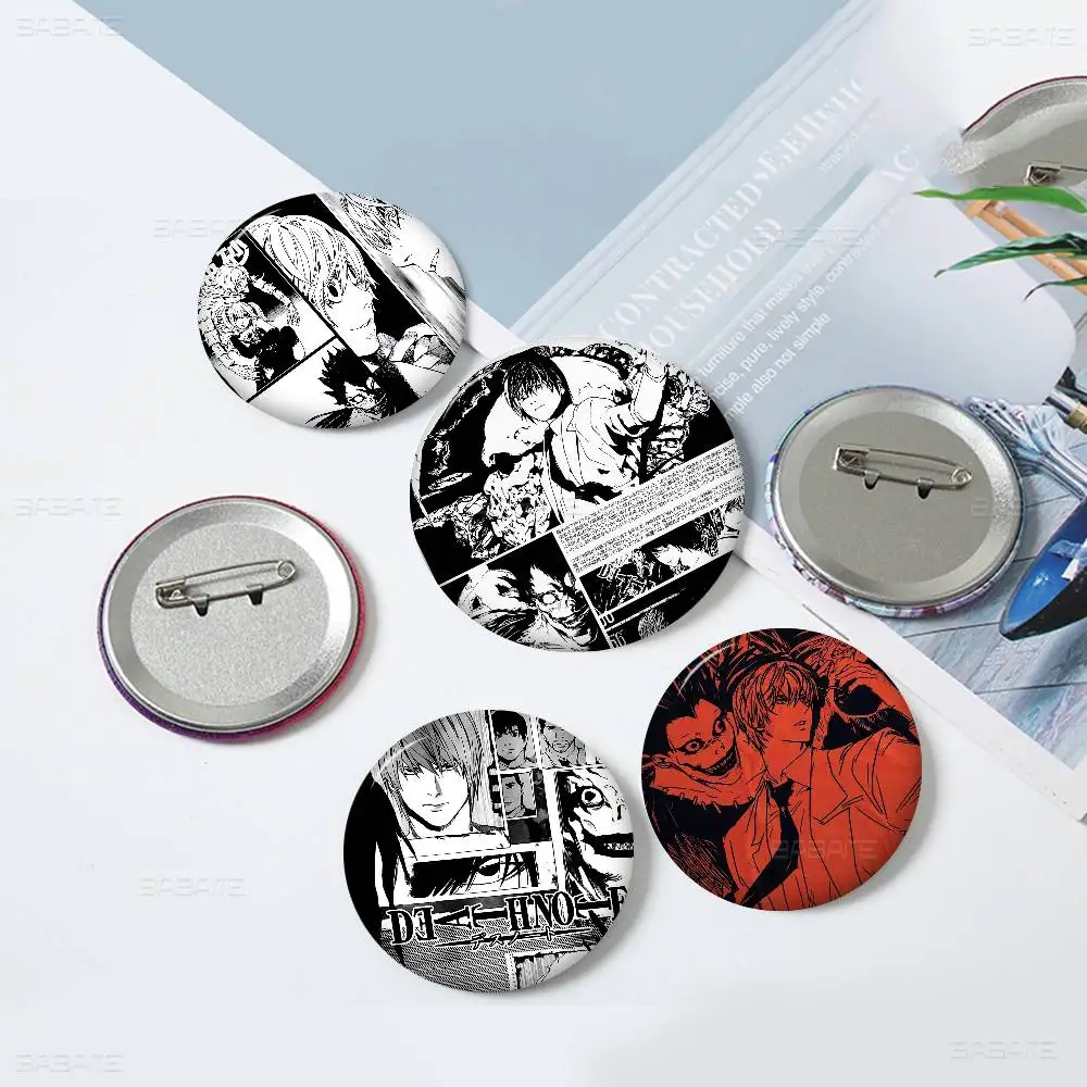 Anime Death Note 58mm Linda figura de Anime insignia con icono broche de hojalata hecho a mano para mochila ropa adorno para el pecho regalos