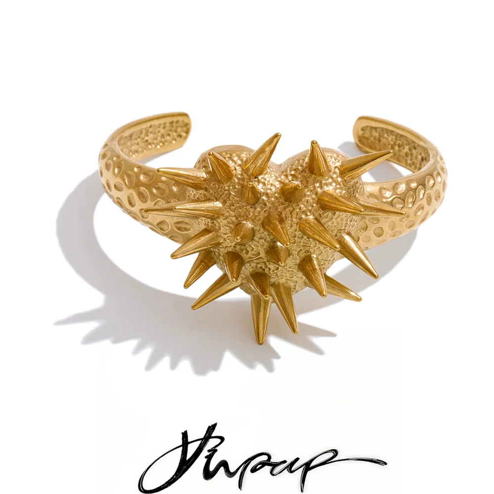 Yhpup 65mm Hip-Hop Edelstahl Herz-Nieten Statement Statement-Armreif, übertriebener Armreif, großer Street-Schmuck für Herren und Damen