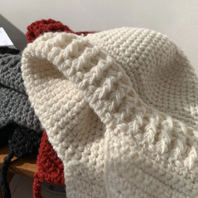 Koreanische Einfarbige Geflochtene Quasten-Ohrenschutz-Strickmütze für Damen, Neue Warme Vielseitige Kuppel-Bombermütze für Herbst und Winter – Detail 8