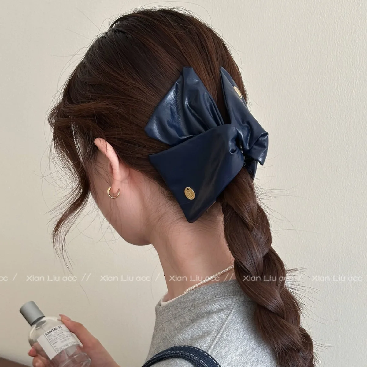 1 Stück hochwertige dreieckige Haarspange aus Leder, neue, stilvolle und fortschrittliche Haarnadel für den Hinterkopf, elegantes Haaraccessoire im Haifisch-Design – Detail 5