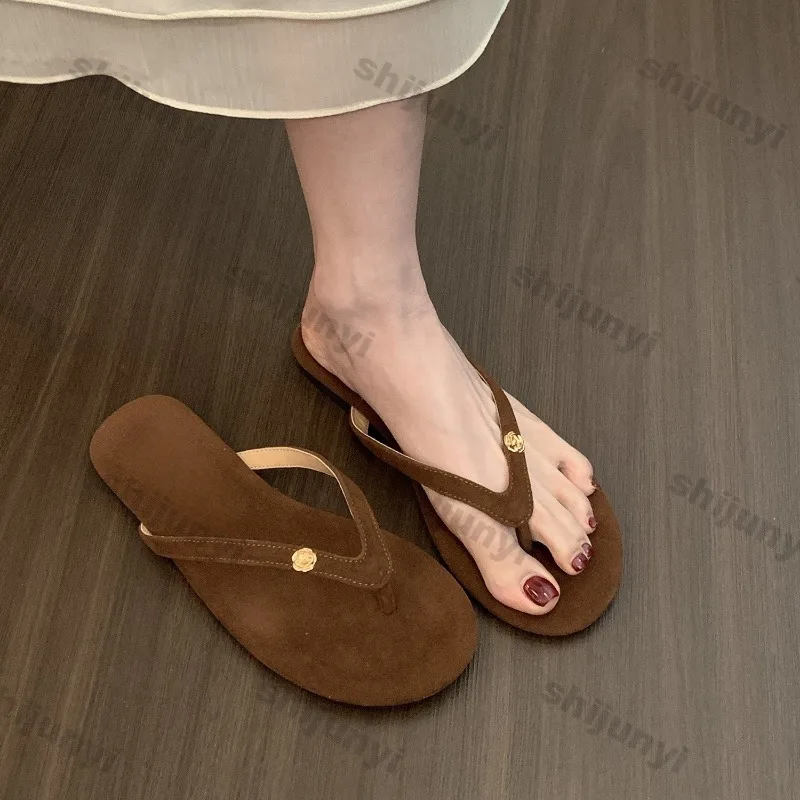 

Летняя женская обувь, новинка 2024, женские пляжные сандалии, нескользящие удобные повседневные тапочки, модные уличные летние шлепанцы на мягкой подошве