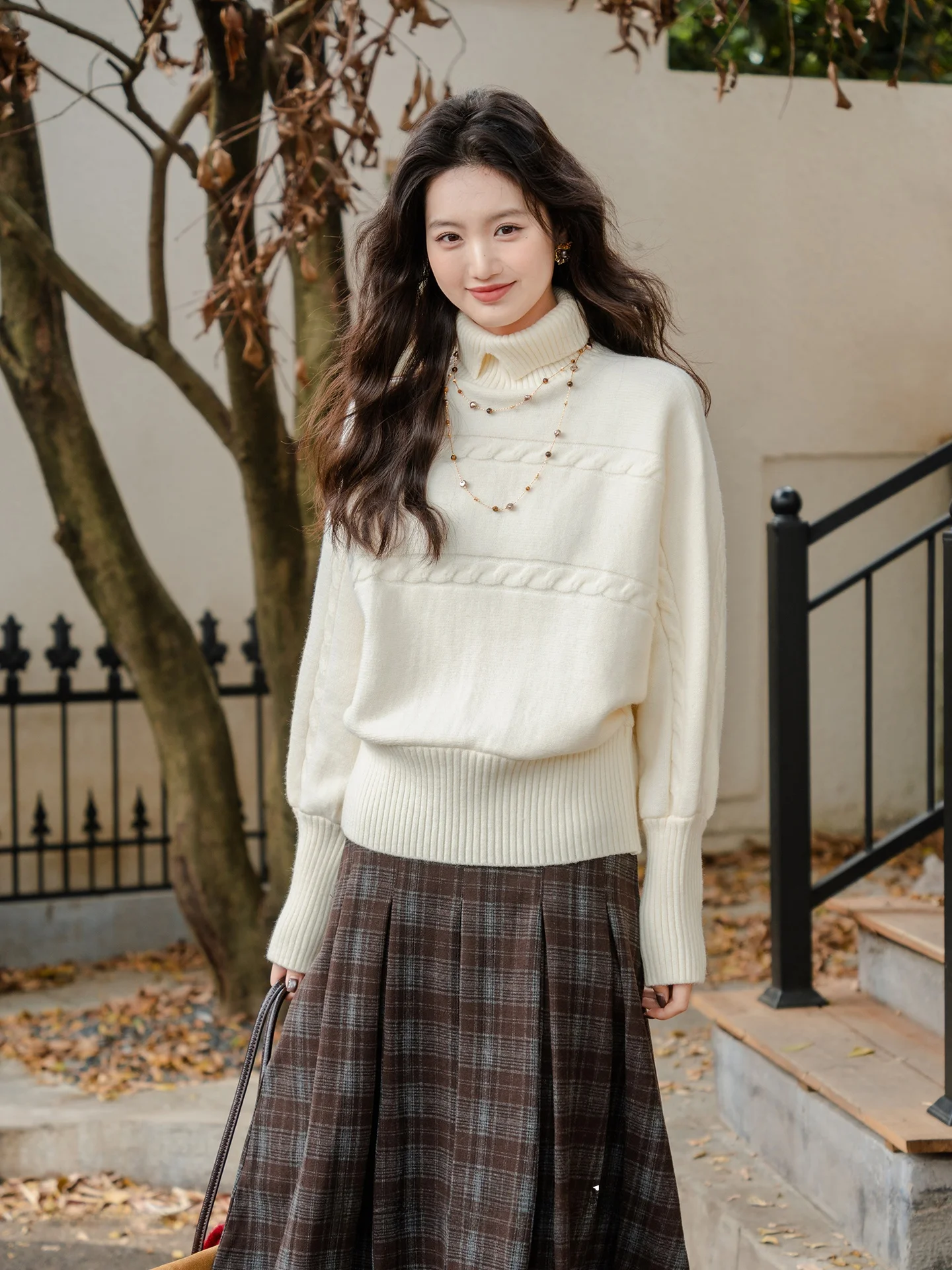 

Стильный женский вязаный свитер с высоким воротником, осенне-зимний, базовый слой, персиково-белый, теплый, однотонный, свободный крой, трикотажный.