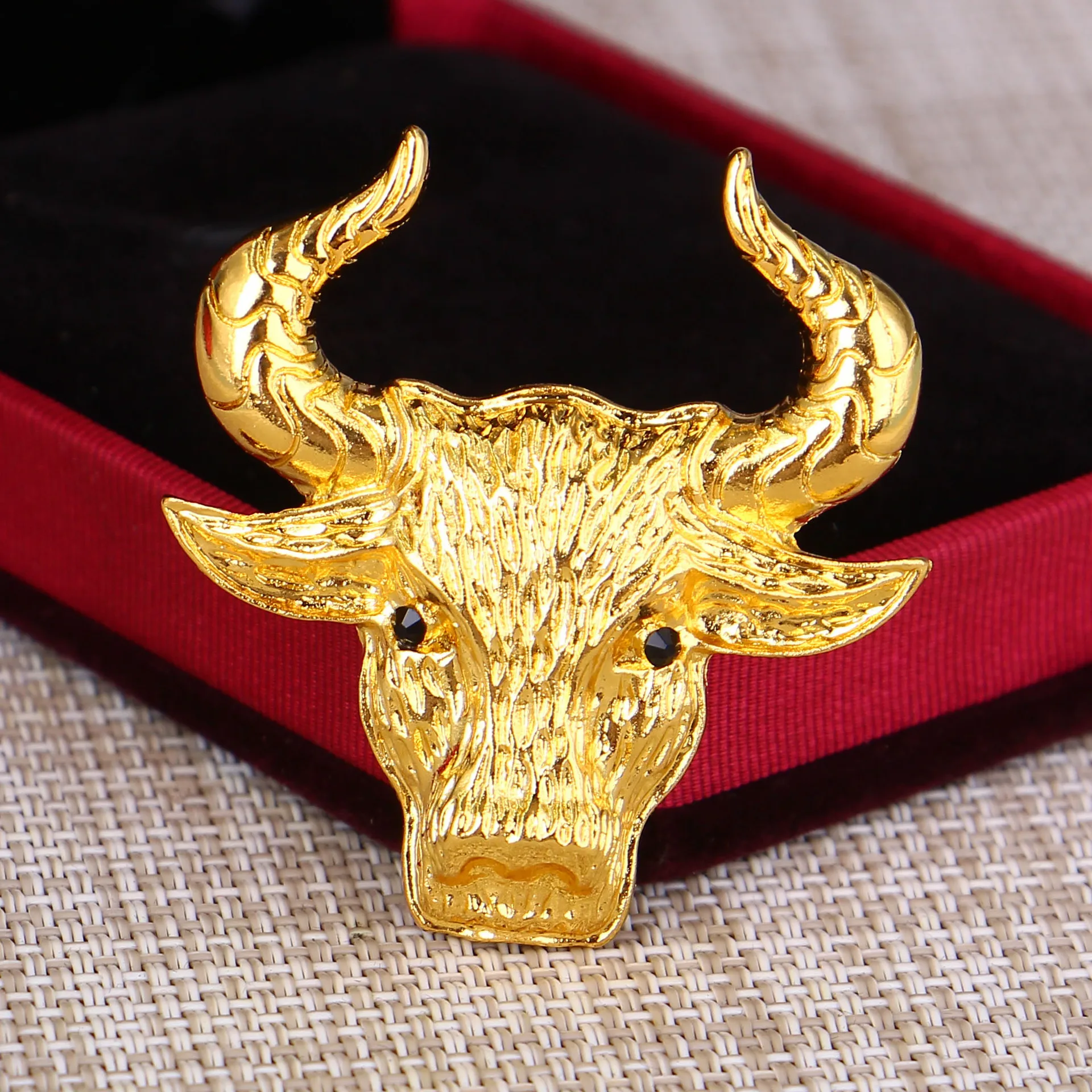 New Domineering Cow Head Brooch 12 Zodiac Ugly Cow Animal Corsage Men's Suit Year Accessories Pin 2pcs/bag