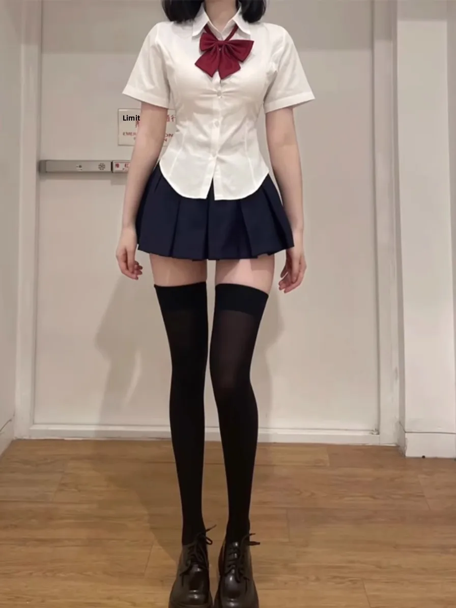 White short sleeves + red bow