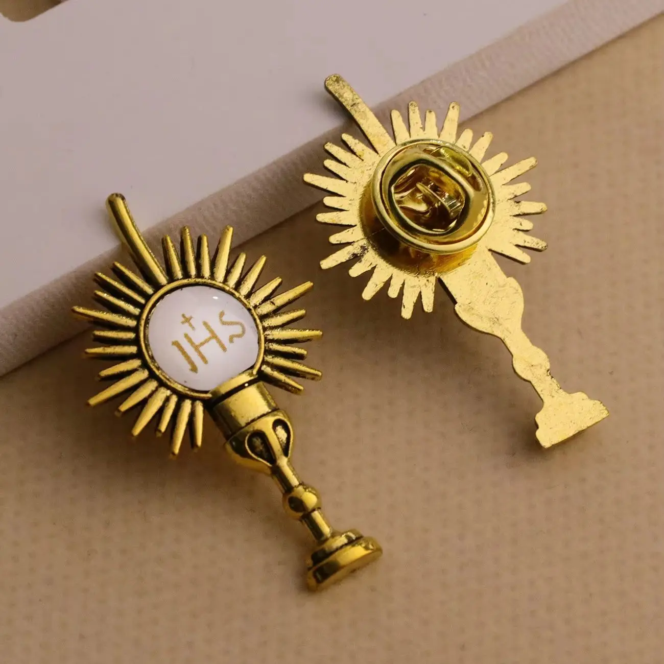 10 Uds. Broches de Cruz de cáliz cristiana JHS, Pin de solapa de copa de Jesús de Santo Gráfico, pasador para accesorios de joyería de primera comunión