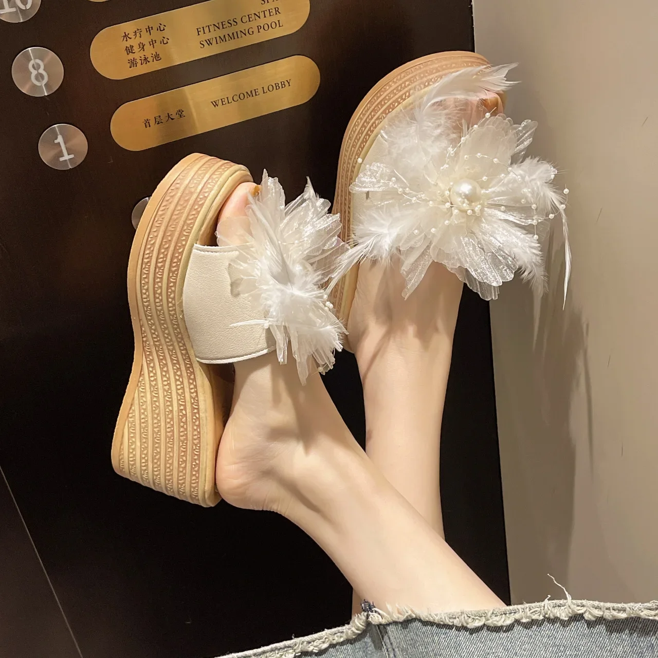 أحذية شبشب منزل منصة الشرائح شباشب على الموضة النساء الكعب البغال على إسفين منخفضة الصيف الفاخرة 2025 عالية روما المطاط