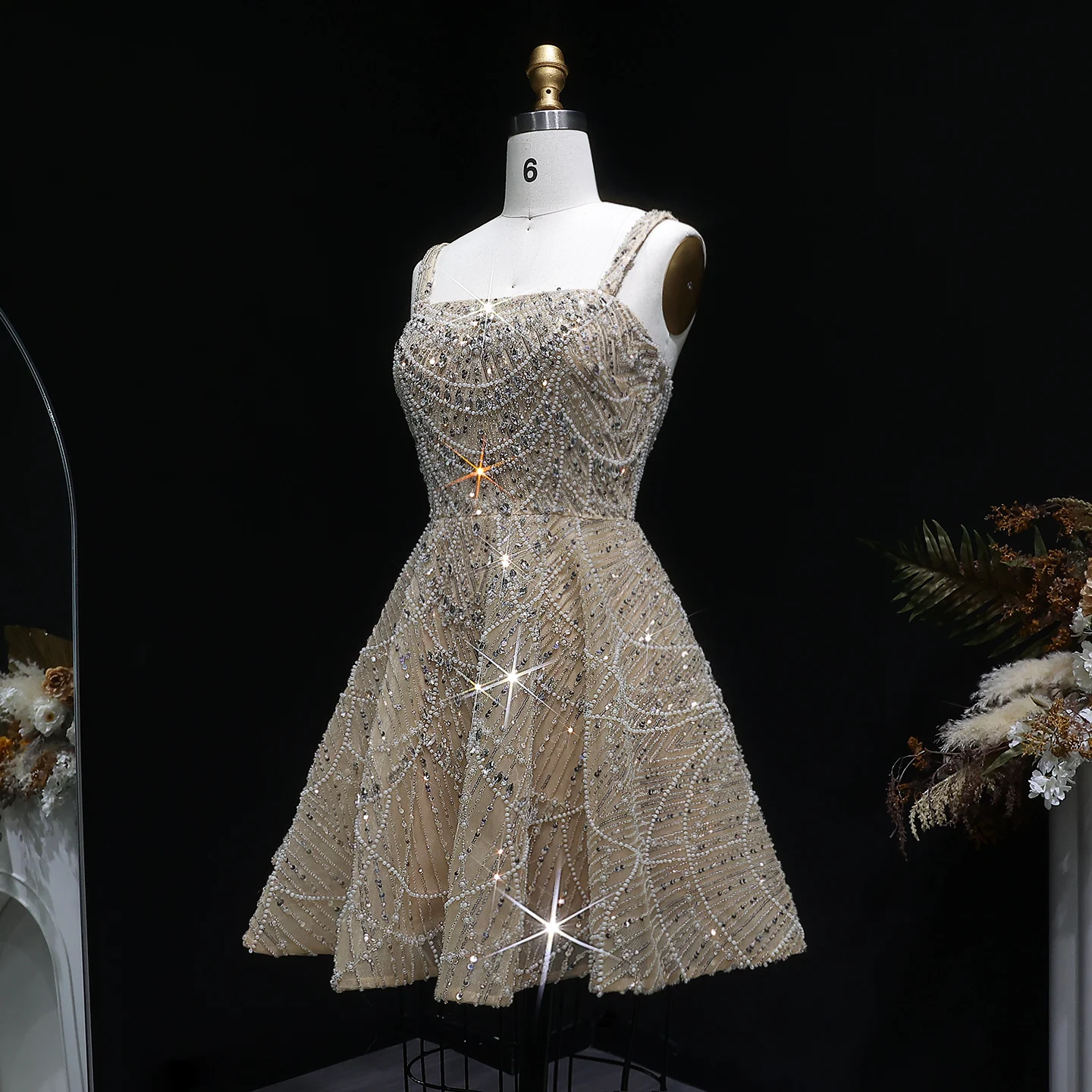 Sharon Said Dubai Hochwertiges Silbernes Kurzes Abendkleid mit Spaghettiträgern, Schwer Perlenbestickt, Arabische Damen Hochzeits- und Partykleider SS649 Maßanfertigung – Detail 9