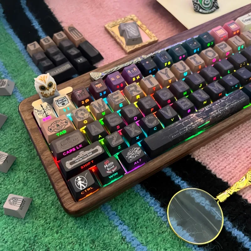 

Diagon Alley Theme Keycap PBT Duy Sub Side Carving 140 Key Retro Cherry Profile Keycaps for Mechanical Keyboard Accessories Gift
