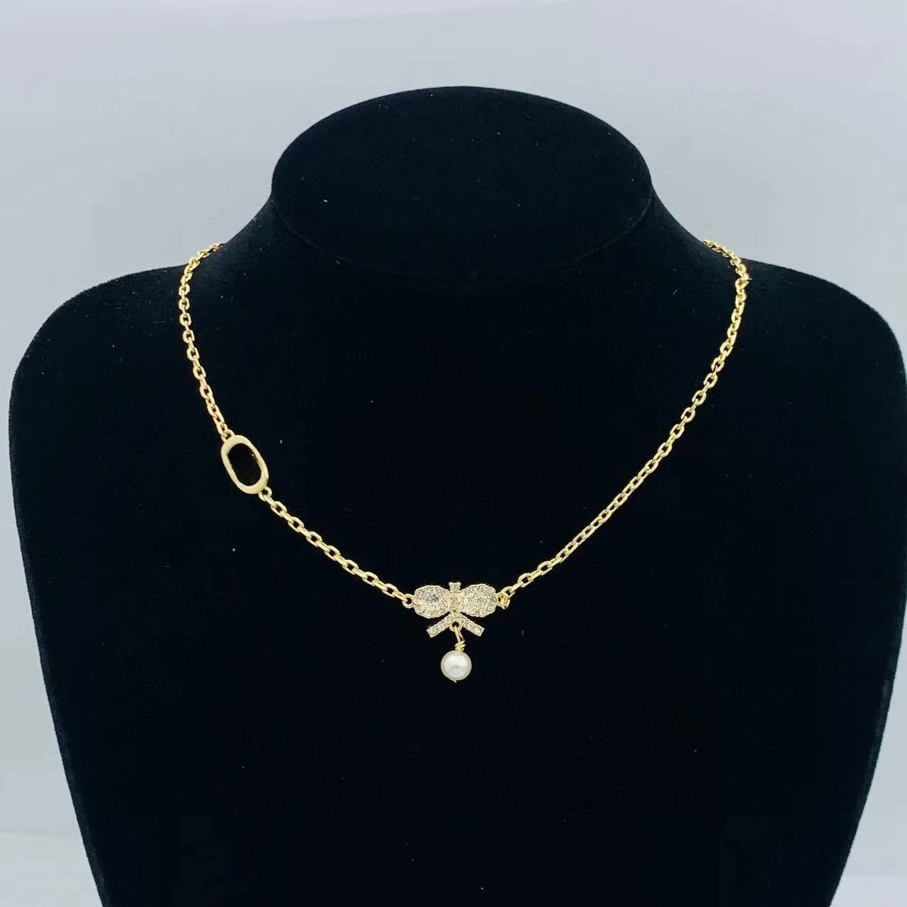 

Women's Classic Letter Retro Necklace, Stylish Jewelry, Vintage Design