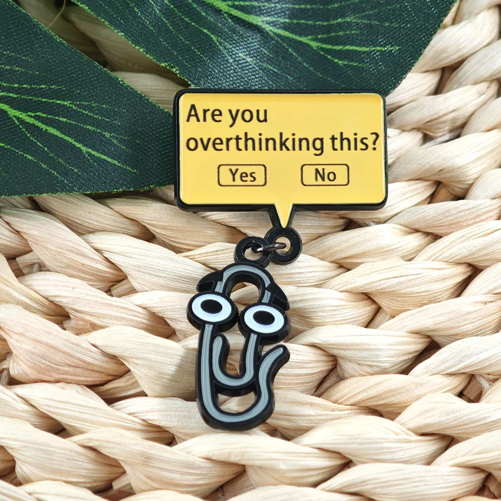 Lustiger Clippy Emaille-Pin Cartoon Büroklammer Metallbrosche Overthinking Meme Anstecknadel Niedliches Schmuckgeschenk für Freunde und Kollegen – Detail 9