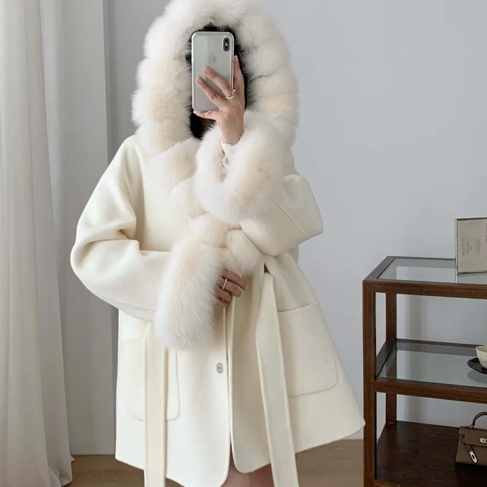 

Женское шерстяное пальто средней длины с капюшоном и длинными рукавами на манжетах из лисьего меха 2025 года