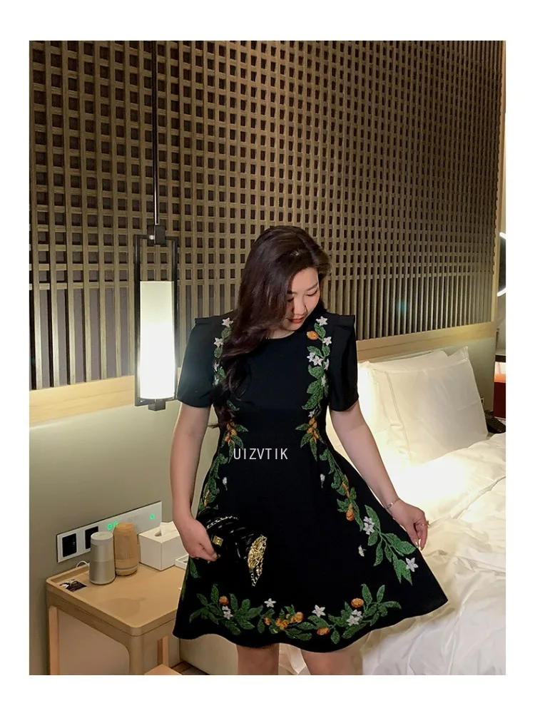 فستان حفلة موسيقية قصير أنيق بالإضافة إلى حجم الرقبة المستديرة قصيرة الأكمام تنورة صغيرة الملابس النسائية التطريز المطبوعة الماس المنقع اللباس