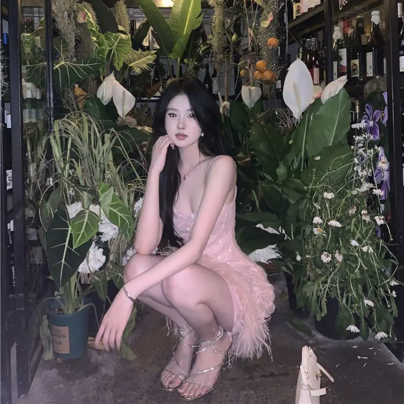 Nuovo 2025 Versione Estiva Elegante Stile di Moda Famosa Serie Calda Paillettes Impiombato Peluche Halter Dress Temperamento Squisito