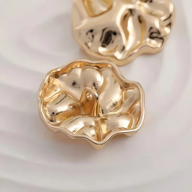 Ein Set mit 10 einzigartigen goldenen Knöpfen in den Größen 18 mm, 23 mm und 25 mm, geeignet für die Verwendung in der Bekleidungsindustrie, für Dekorationen und für Bastelprojekte. – Detail 7