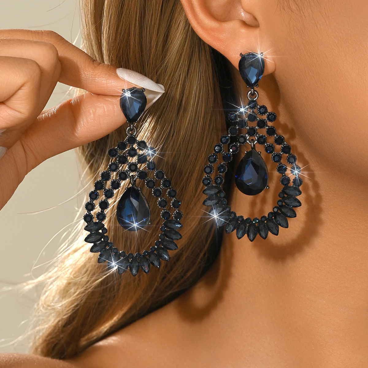 Retro European Palace Sapphire Hollow Ring Earrings Suitable for Evening Dresses, Brides, Weddings, Banquets, Toasting
