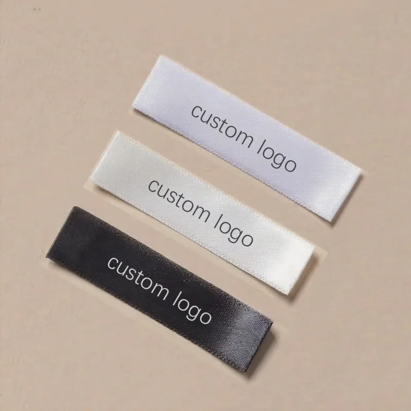 50 قطعة من ملصقات الملابس الساتان المخصصة - علامة محتوى الرعاية، 100% بوليستر، أسود/أبيض، مقاسات متعددة، ملصق قماش الخياطة OEM