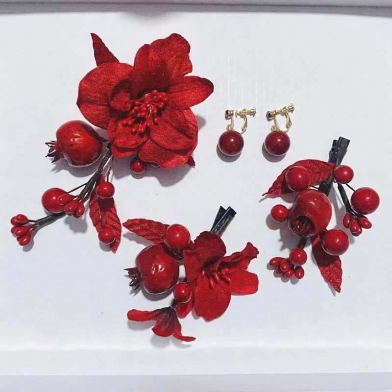 Bride's red toast dress, formal attire, wedding hair accessories