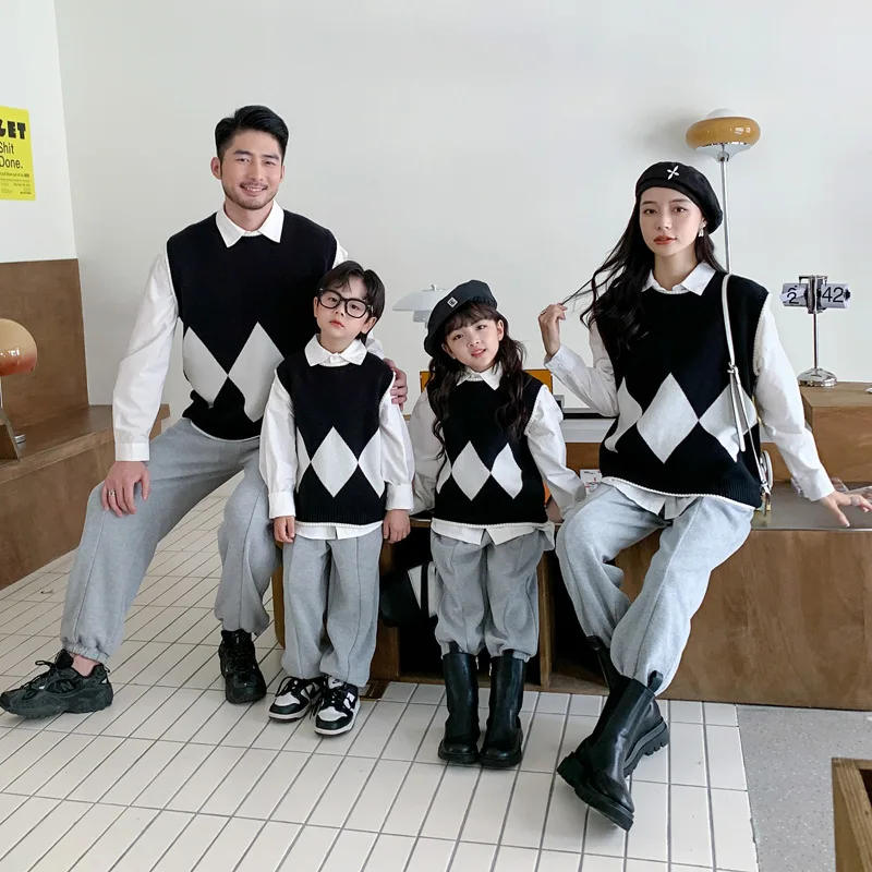 

2022 New Parent-child Rhombus Sweater Mother and Child Western-style Vest Family Shirt Sweaters Mother and Me