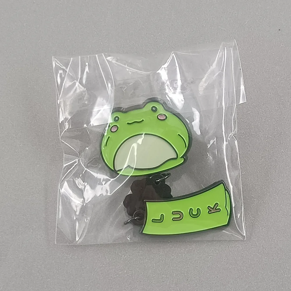 Niedliche grüne Frosch-Windspiel-Brosche, vierblättriges Kleeblatt, hängende Quastenkette, Anstecknadel, Glücksbringer, Kawaii-Glücksamulett, Schmuckgeschenk – Detail 9