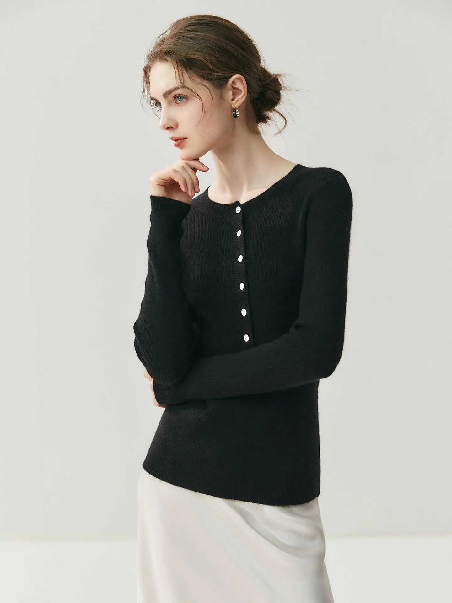 

Женский свитер Slim Fit из трикотажа с круглым вырезом и вертикальными пуговицами, мягкий, теплый, комфортный, дышащий, из смесовой шерсти