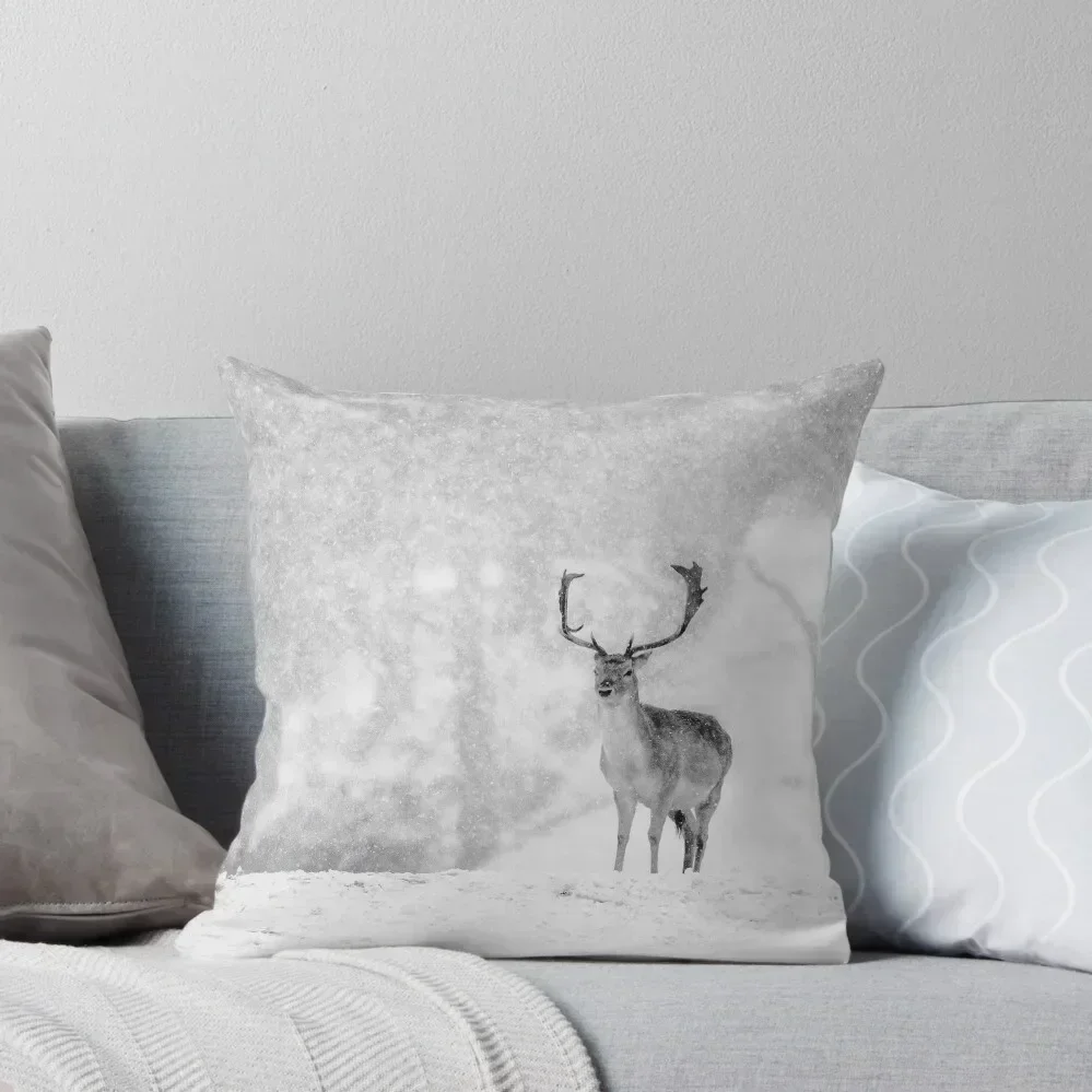 Подушка "Олень в снегу" для декора, новогодний мотив