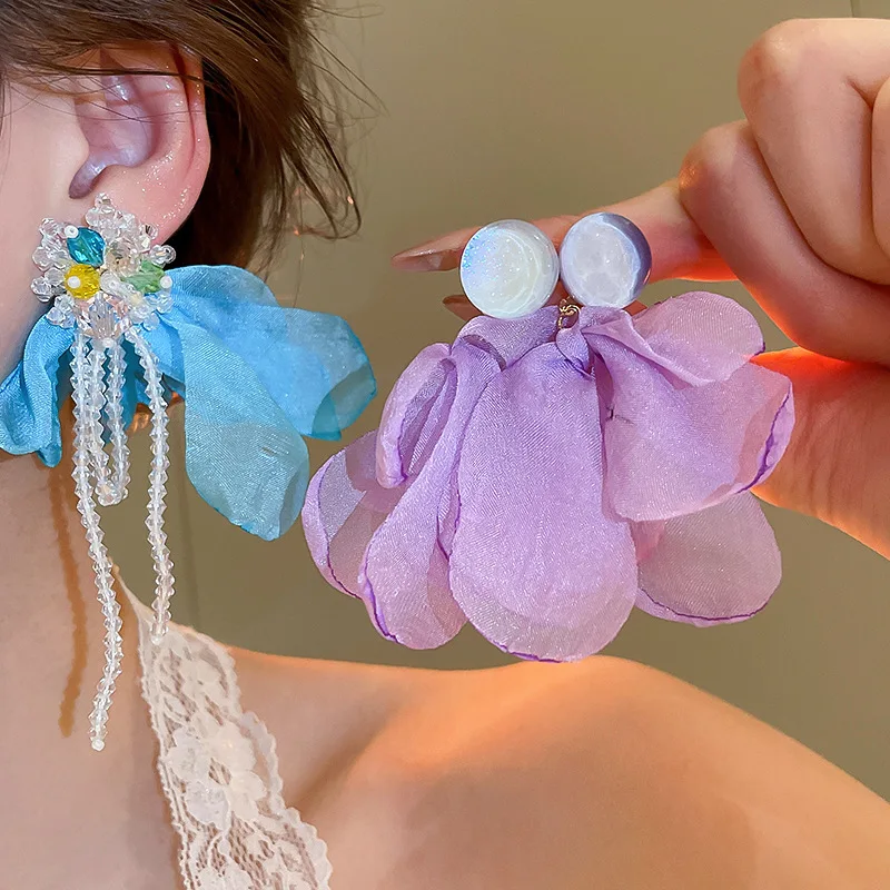 Minar New Fashion Blu Viola Colore Filato Maglia Chiffon Fiori Perle di vetro Resina Nappa di cristallo Orecchini pendenti lunghi per le donne