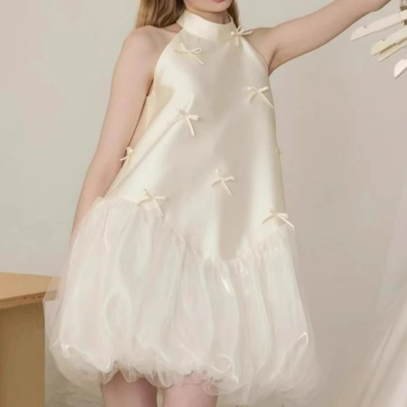เดรสสีพื้นสไตล์ฝรั่งเศส เรียบหรู อ่อนโยน สำหรับผู้หญิง ฤดูร้อน 2026 แฟชั่นใหม่ กระโปรงสั้นชายผ้าซาตินผูกโบว์