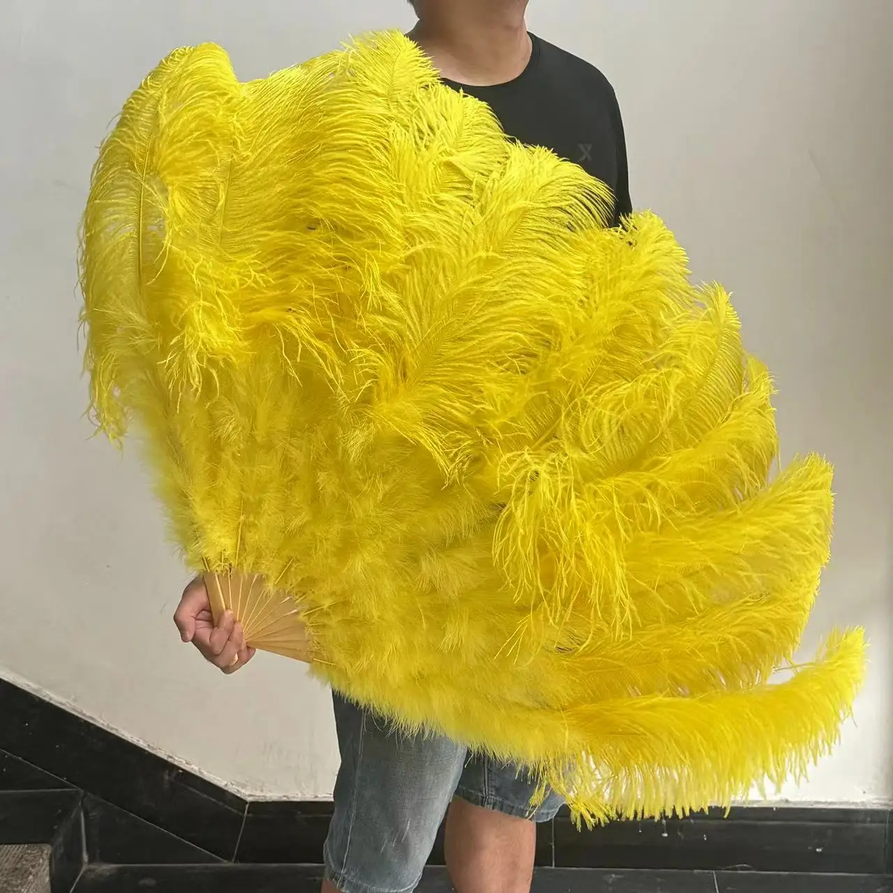 Extra Large Yellow Fluffy Ostrich Feather Fans 13 Bone Handheld Plumes fan for wedding party Stage performance Props Fan