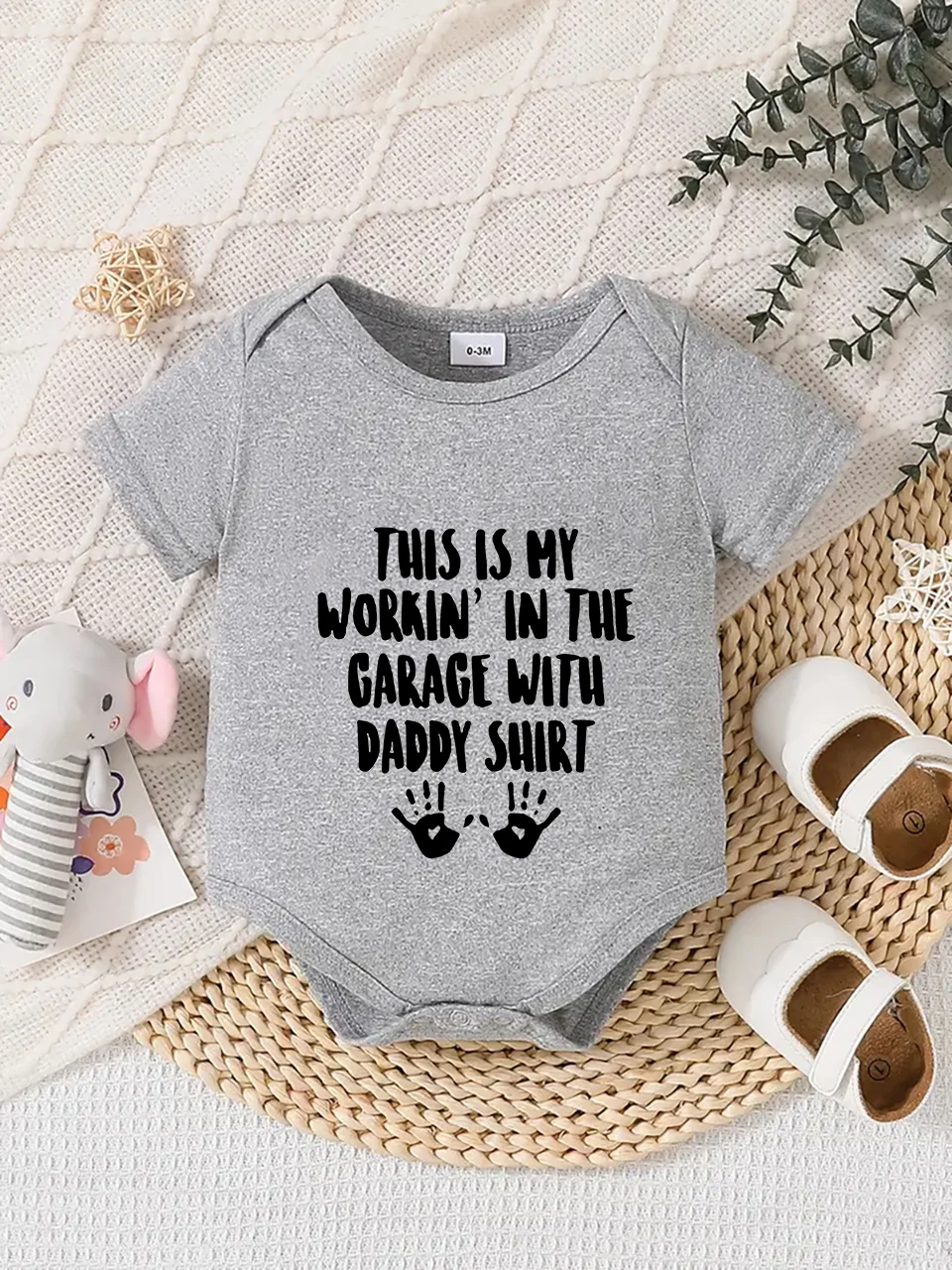 Baby short-sleeved triangle bodysuit, fun letter print, button design, easy to care for, suitable for new parents.