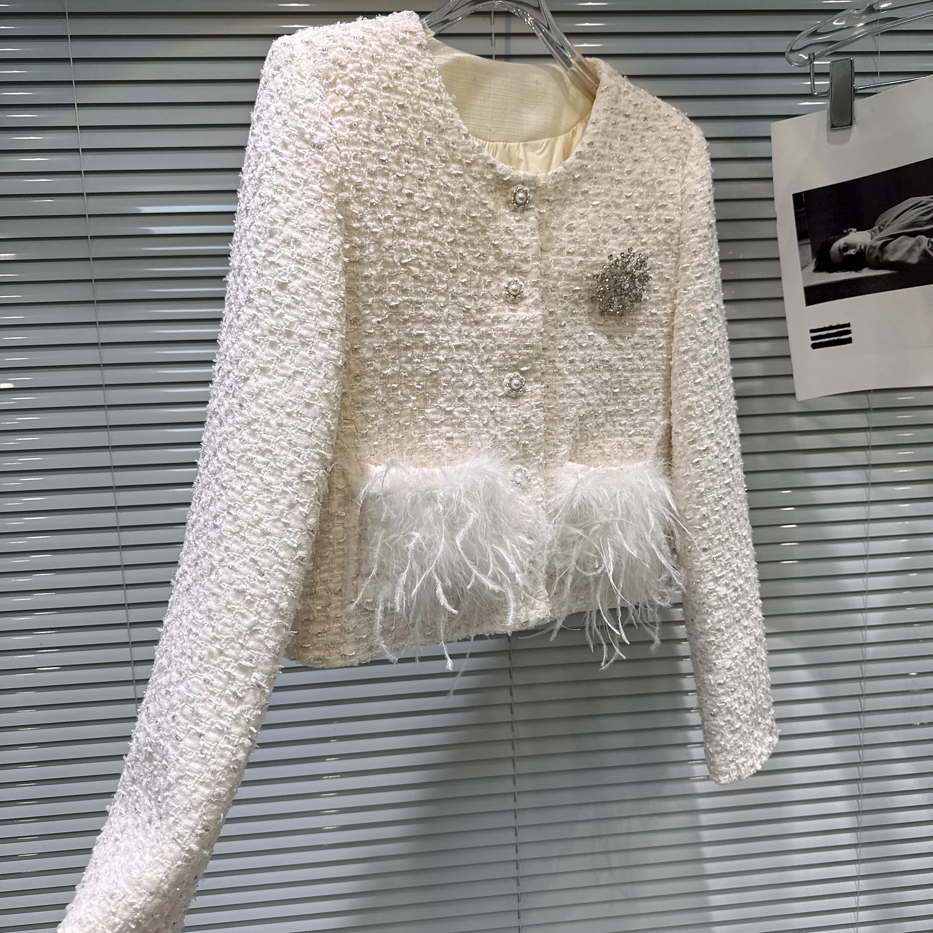 2025年冬 エレガントな社交界向けショートジャケット ラウンドネック 長袖 シングルブレスト フェザーポケット ツイード 暖かいダウンコート レディース