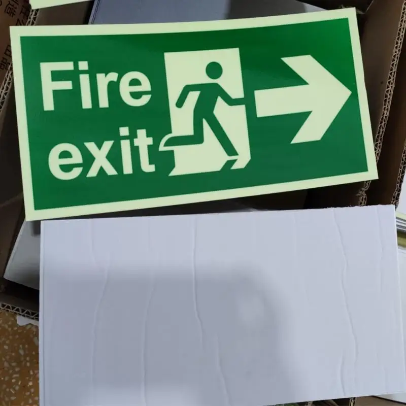 

1 лист светящейся в темноте наклейки-указателя аварийного выхода, светящиеся наклейки-указатели направления эвакуации