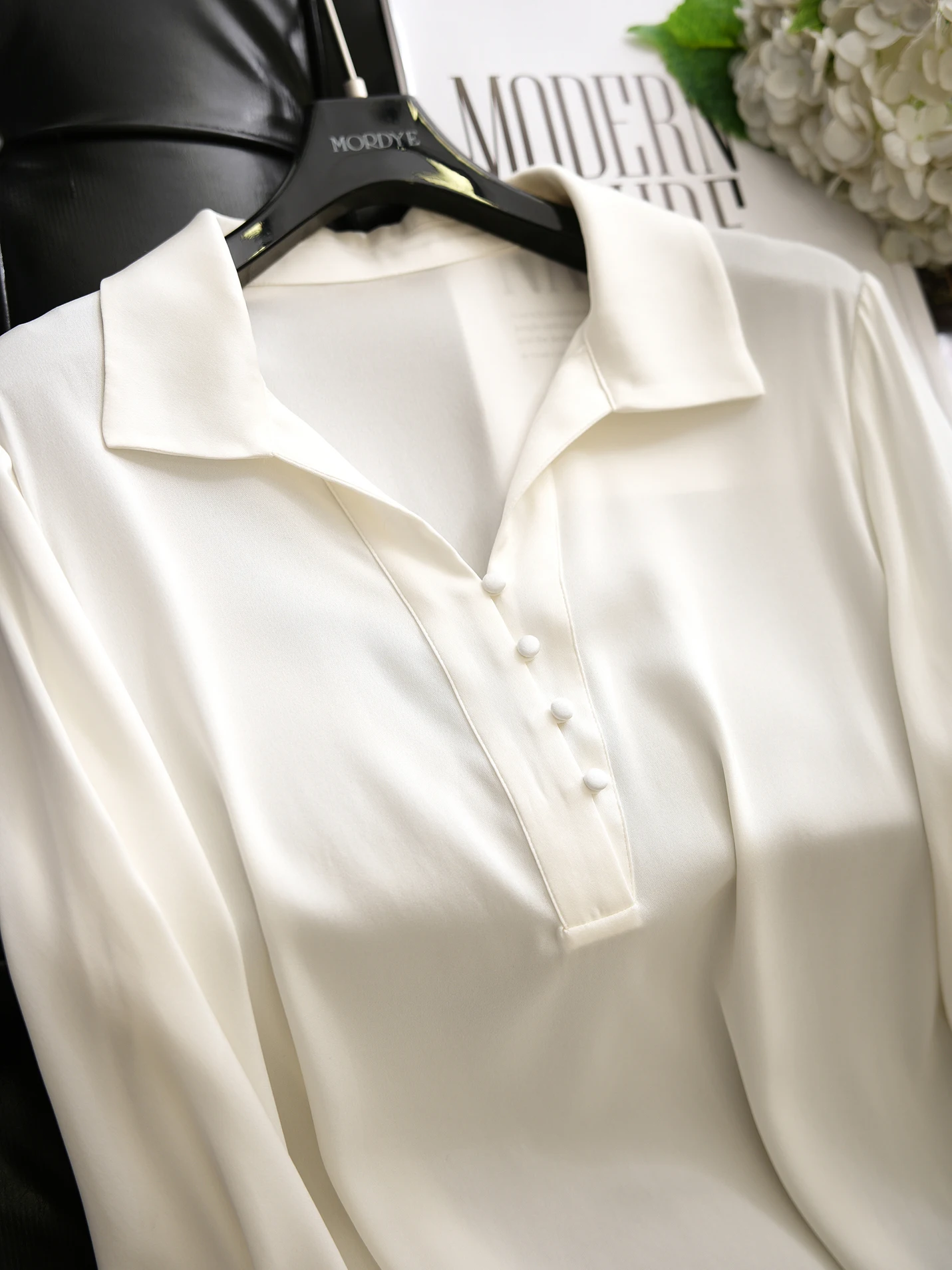 

mat Silk irt Straight Cut Long Sve Turn-down Collar Button Detail Heavyweight White Spring Faion Ladies' Top