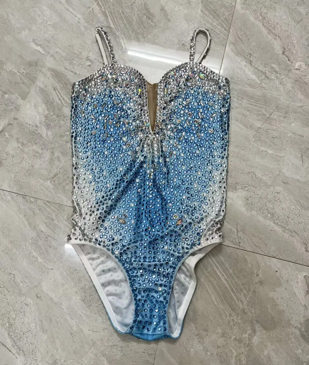 Wysokiej jakości, błyszczące, zdobione kryształkami strój taneczny typu stringi, jednoczęściowy, seksowny strój na występy taneczne, głęboki dekolt, strój dla showgirl, Bingqilin