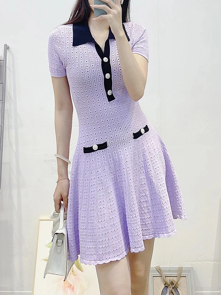 Ein neues lilafarbenes, farbblockierendes, kurzärmliges Strickkleid mit Revers, Ausschnitt und Taille für den Sommer 2025