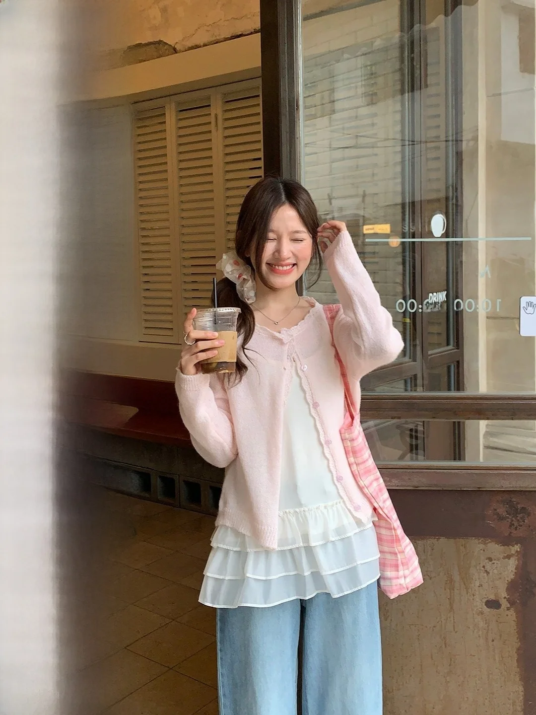 

Розовый вязаный комплект из двух предметов с кружевной отделкой: открытый кардиган и топ. Нежный, для ранней весны, в красивом корейском стиле, мягкий, удобный, дышащий, женский.