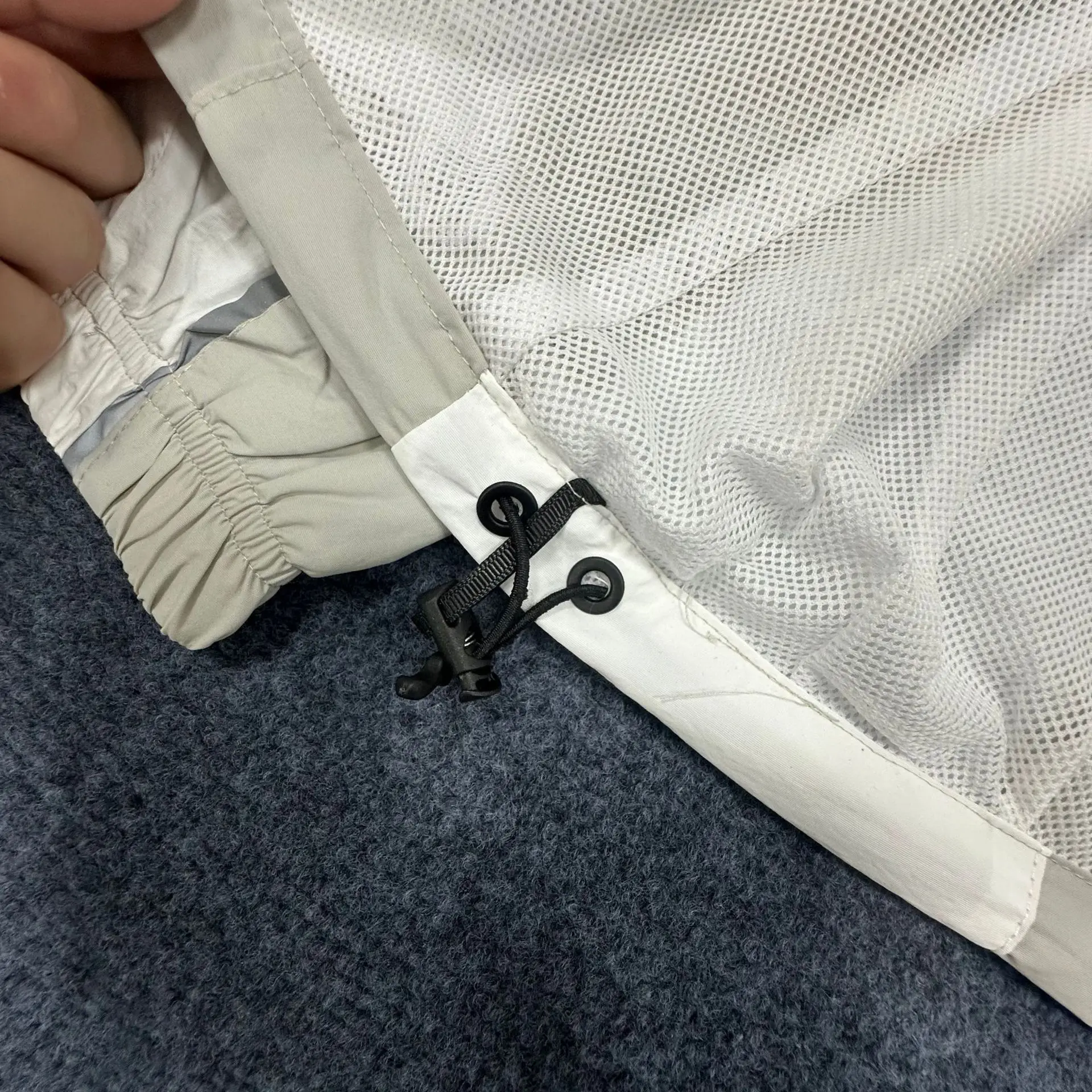 Herbstliches, dünnes Set mit farblich abgesetztem, gesticktem Abzeichen für Damen und Herren, hochwertige Windjacke im Ins-Stil. – Detail 7