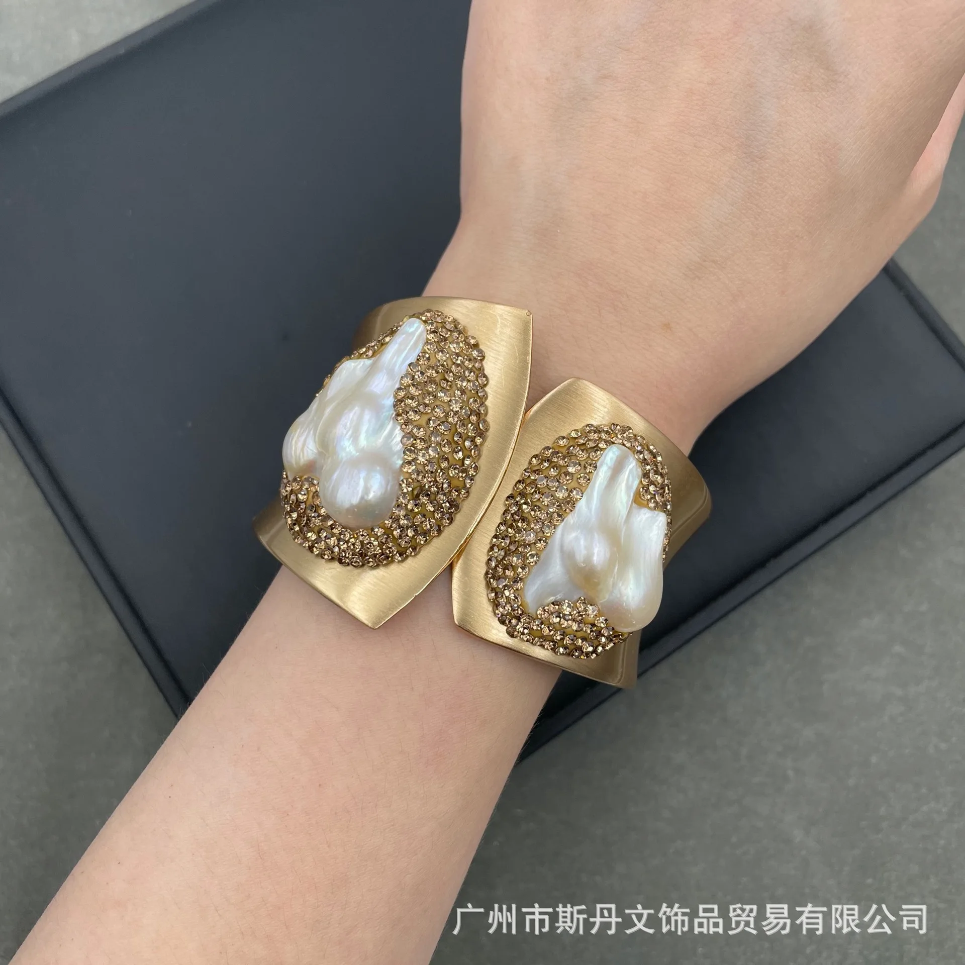 

Natural Baroque freshwater pearl bracelet European personality Czech amethyst bracelet color retention popular manufacturers