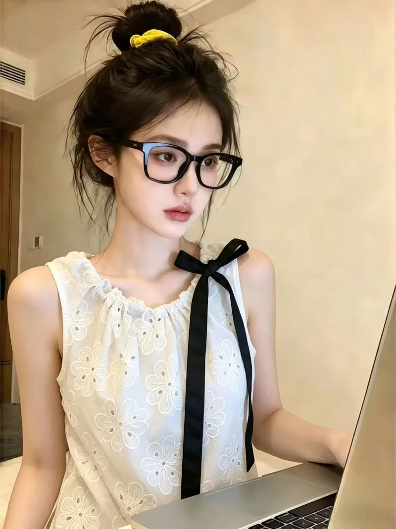 

Embroidered Hollow out Knot Sleeveless Vest Women's Summer New Style Gentle Unique Beautiful Top Self-Preserving Model