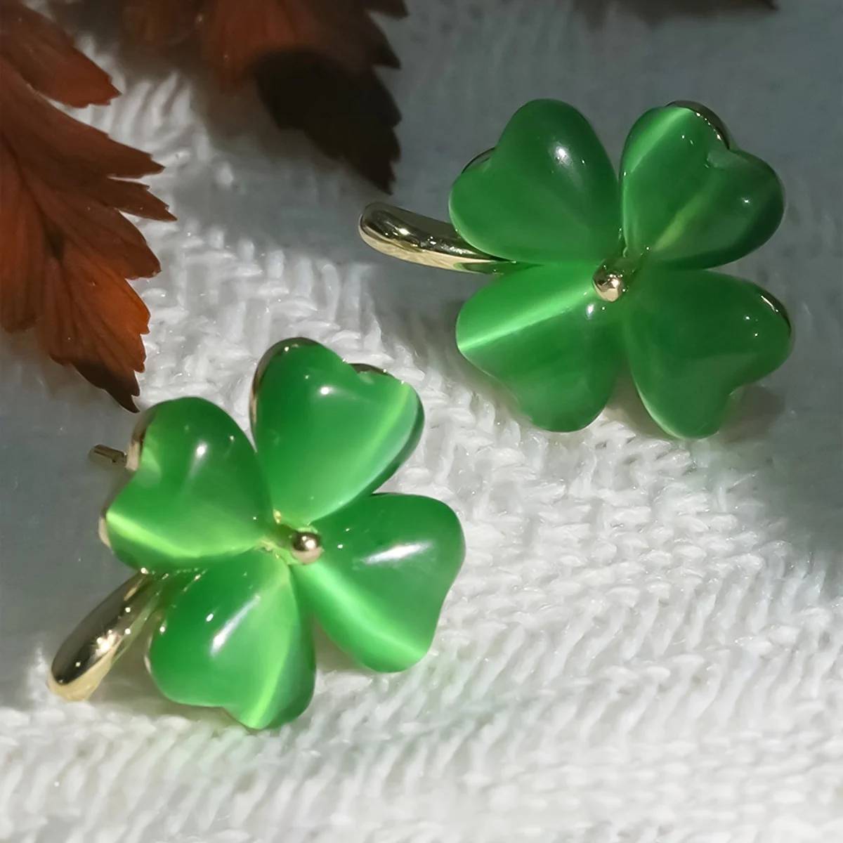 Lucky 4-Leaf Clover Earnail - Vibrant green synthetic opal, hypoallergenic and nickel free - Suitable for women and girls - Perf