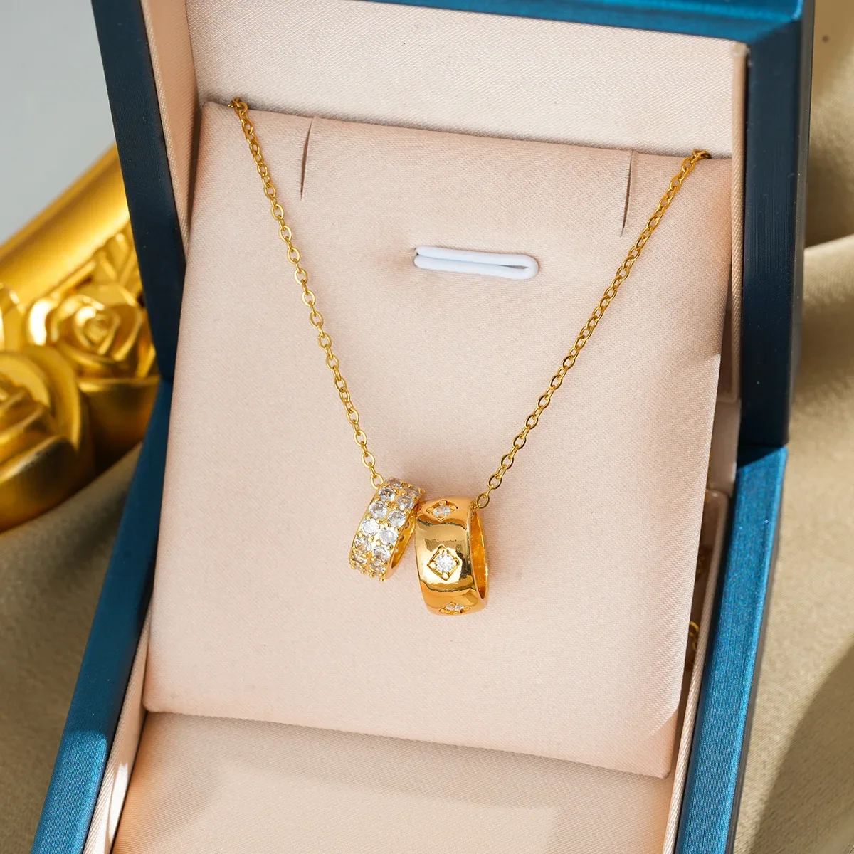 

This double-ring diamond-encrusted high-waisted women's necklace is fresh, cute and versatile. It's the latest model from 2025